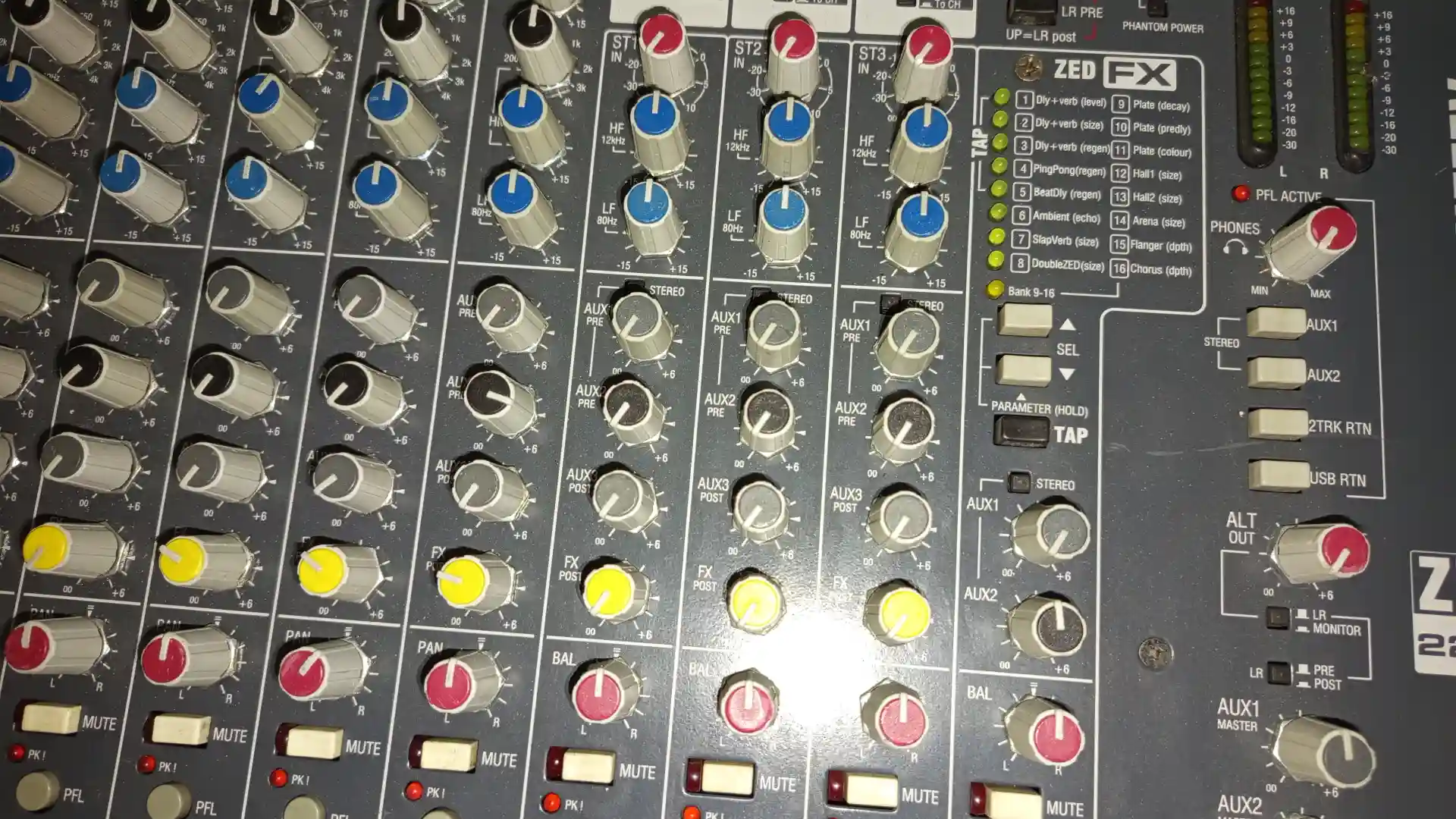Turne Kalitesinde Allen & Heath ZED-22FX - Efektli & USB Ses Kartlı Analog Mikser - Galeri 2