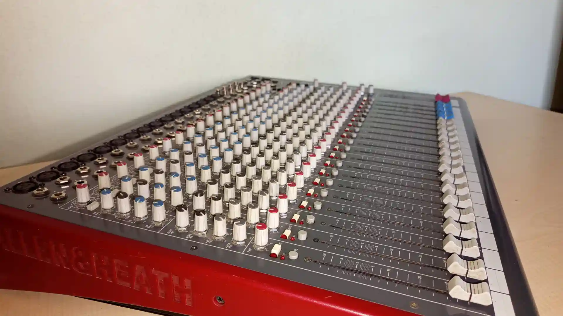 Geniş Sahne İçin Allen & Heath ZED-24 Mikser + Dahili Efekt Modifiyeli - Galeri 3