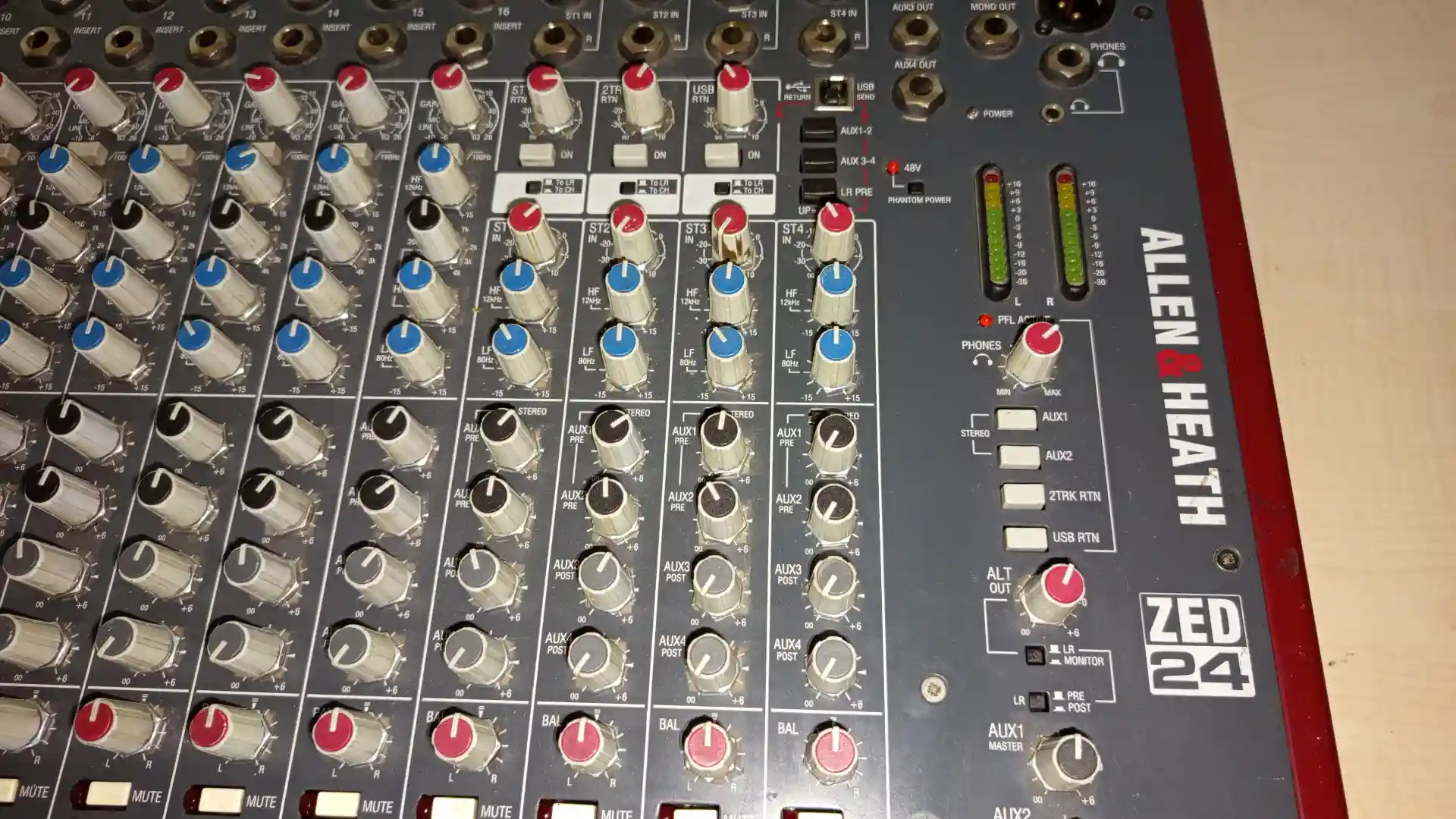 Geniş Sahne İçin Allen & Heath ZED-24 Mikser + Dahili Efekt Modifiyeli - Galeri 4