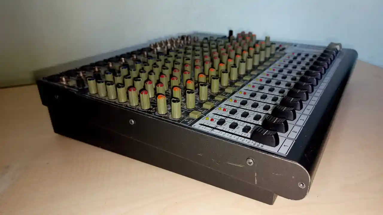 İkinci el Satılık Behringer Xenyx 2222FX ses mikseri - Galeri 3