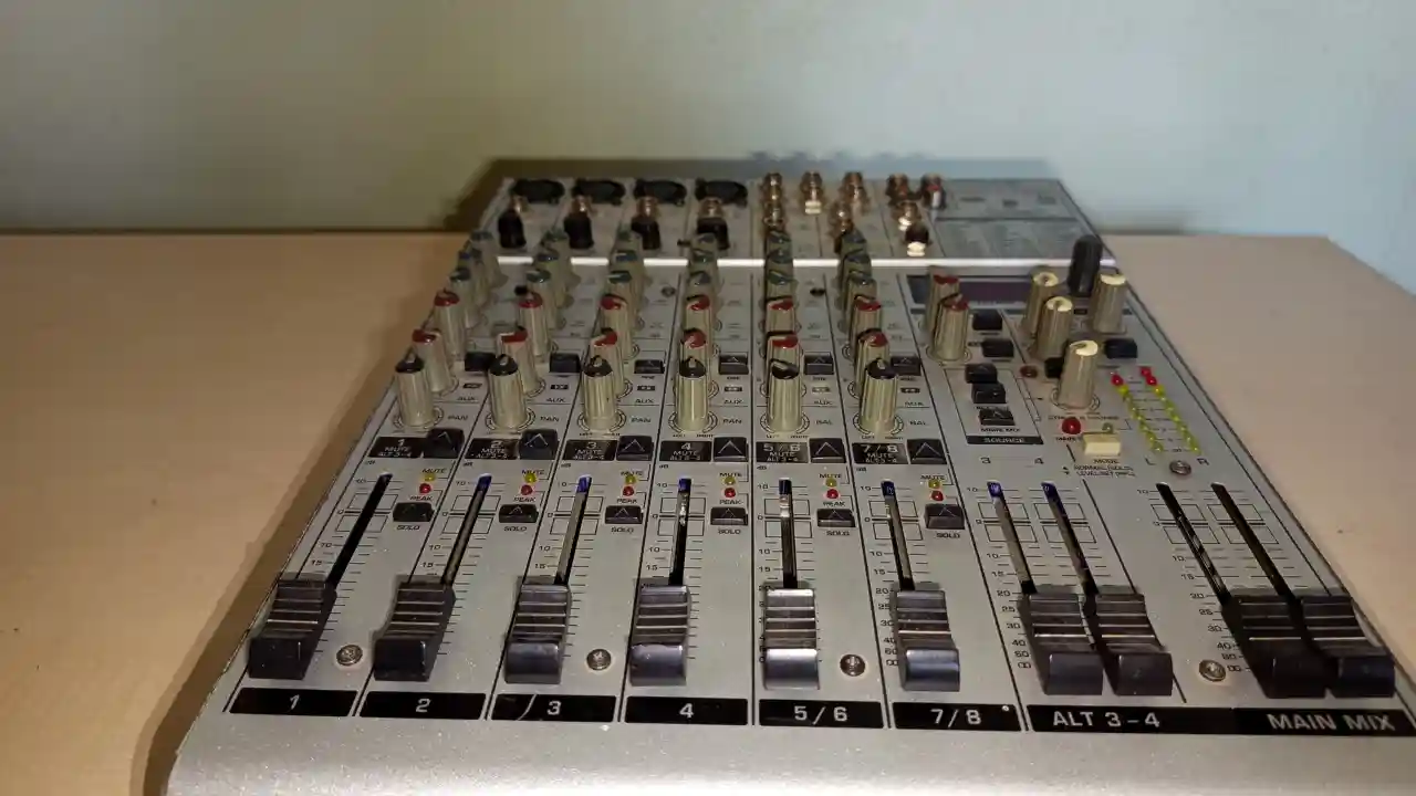 Satılık 2. El Behringer UB1204FX-PRO Mikser - Galeri 2