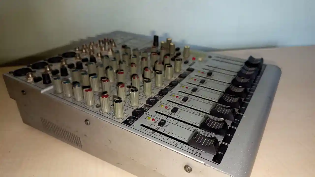 Satılık 2. El Behringer UB1204FX-PRO Mikser - Galeri 3